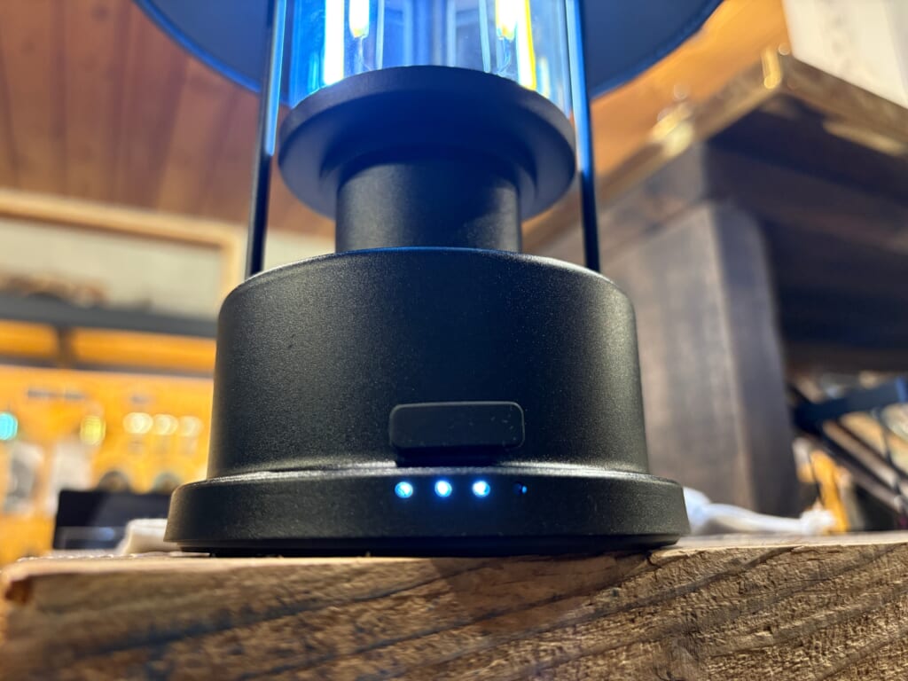 RETRO LAMP RCの背面下部で点灯するバッテリーインジケーター
