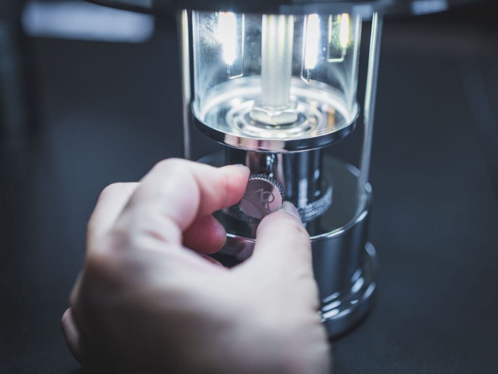 RETRO LAMP RCの丸いダイヤルを指でつまんで回す操作